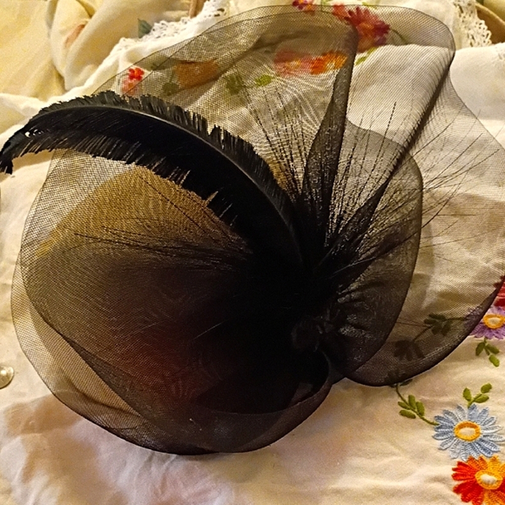 Elegant Black Fascinator with Feather Accent